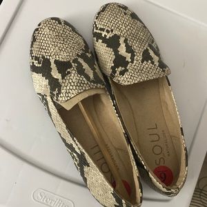 Ladies snake print flats, NWOT.